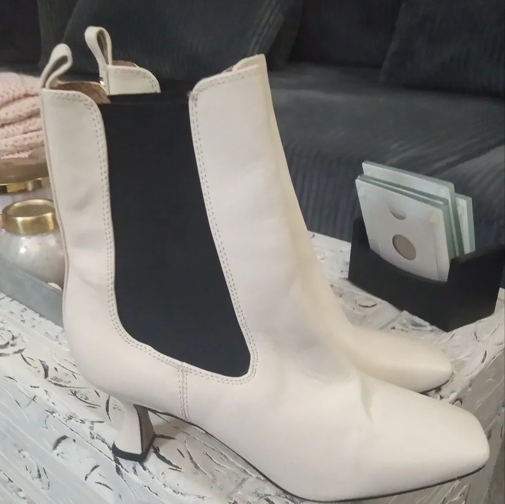 🆕⭐Sam Edelman winter white leather booties